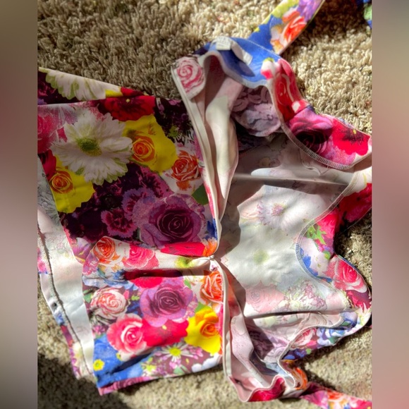 Guess colorful floral sweetheart bust, peplum bottom with lacy sides dressy cami - Picture 4 of 7